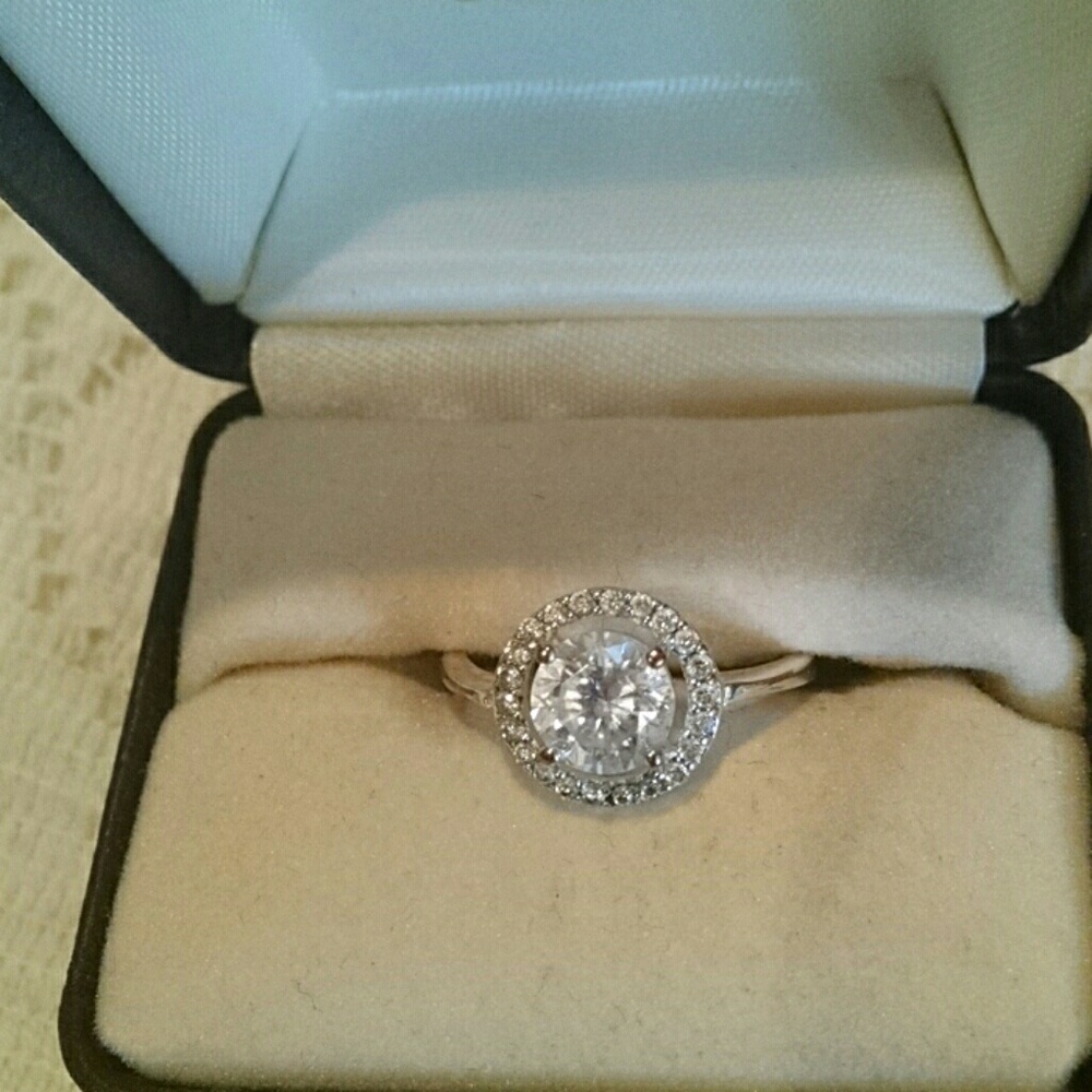 Halo cz ring
